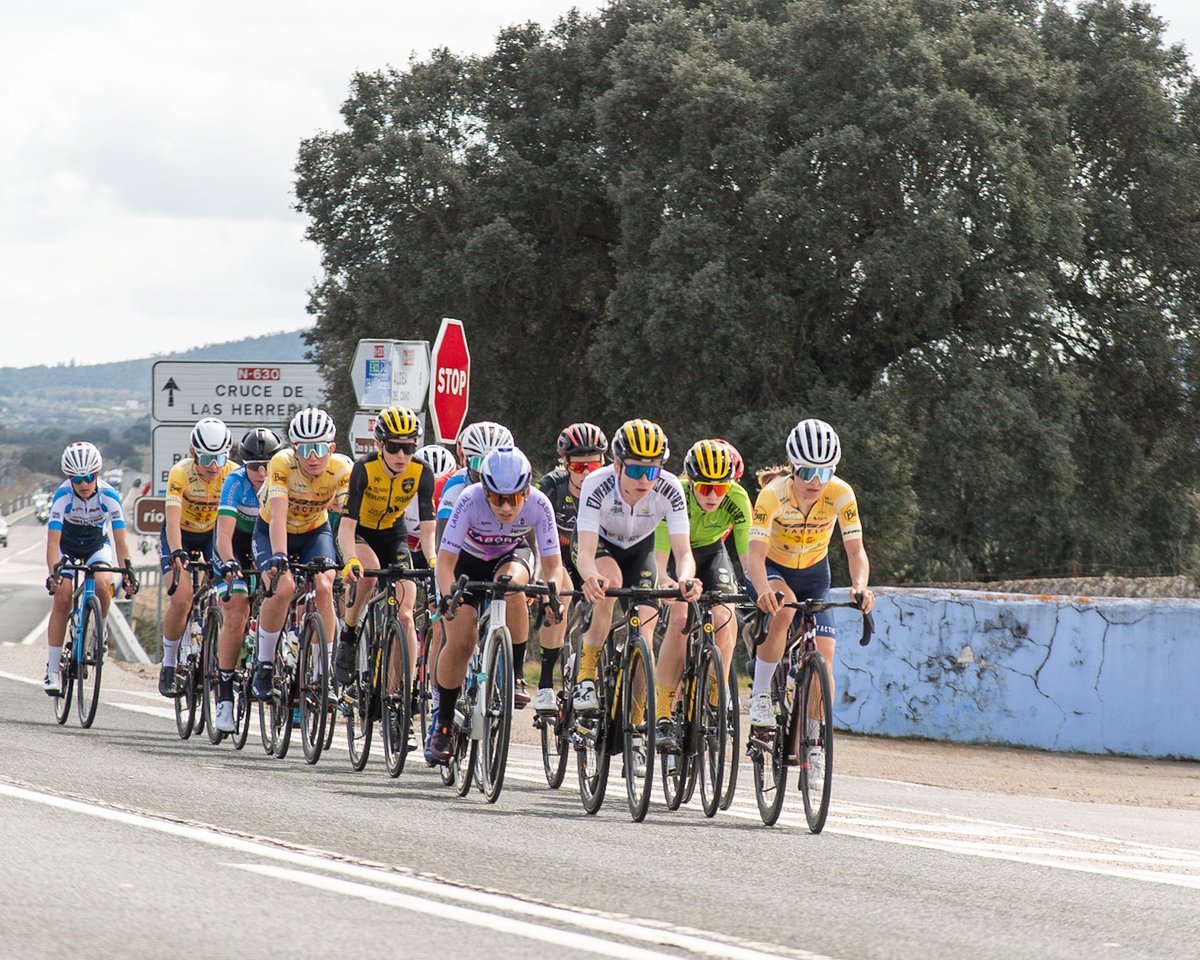 comunicacat's tweet photo. 🚴♀️Bons resultats del @massitactic a la Vuelta a Extremadura, amb el segon lloc a la classificació per equips i dues corredores entre les deu millors de la general.
🥇La canadenca Adèle Normand guanya el premi a la millor jove de la prova.
#clientcomunica #massitactic #ciclisme https://t.co/6dc2XsWhPk