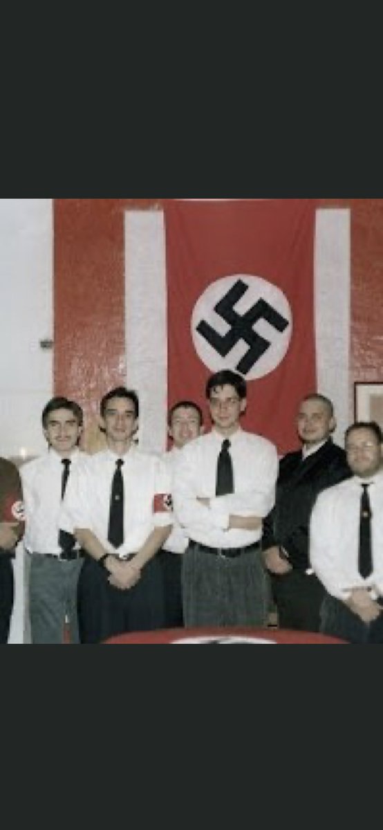 dcastilloseda's tweet photo. Alexis López Tapia el año 1997 intentó organizar el Congreso Nazi en Chile, por el natalicio de Hitler. No le fue bien. Lagos le pidió al Ministerio Público lo prohibiera. 25 años después el mismo nazi organiza marchas afuera de La Moneda y nuestra policía mira. https://t.co/3BzrpwqgZG