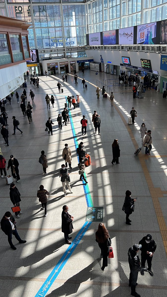 首尔高铁、地铁，安静、高效，没有安全检查，没有进站检票，两个安保