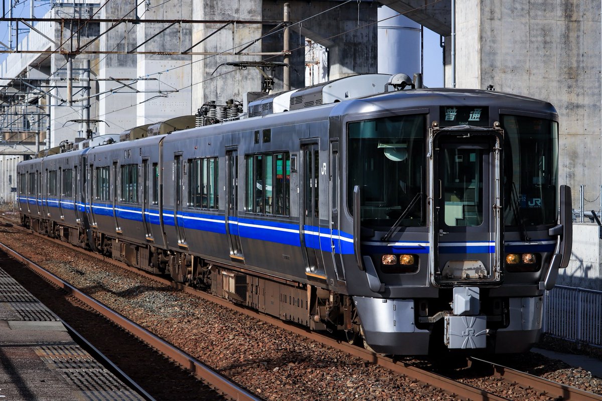 kuha418_1's tweet photo. 3/11
サンドーム福井イベント開催による定期代走、臨時普通列車
521系E2+E3

普段は連結すらしない521系1次車が毎度の如く4両になり福井方面へやってきました！
三セク移管までにあと何回見られるでしょうか… https://t.co/AwasnCMtCD