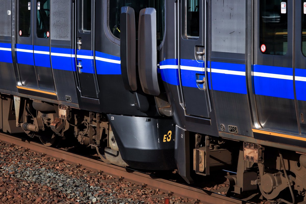 kuha418_1's tweet photo. 3/11
サンドーム福井イベント開催による定期代走、臨時普通列車
521系E2+E3

普段は連結すらしない521系1次車が毎度の如く4両になり福井方面へやってきました！
三セク移管までにあと何回見られるでしょうか… https://t.co/AwasnCMtCD