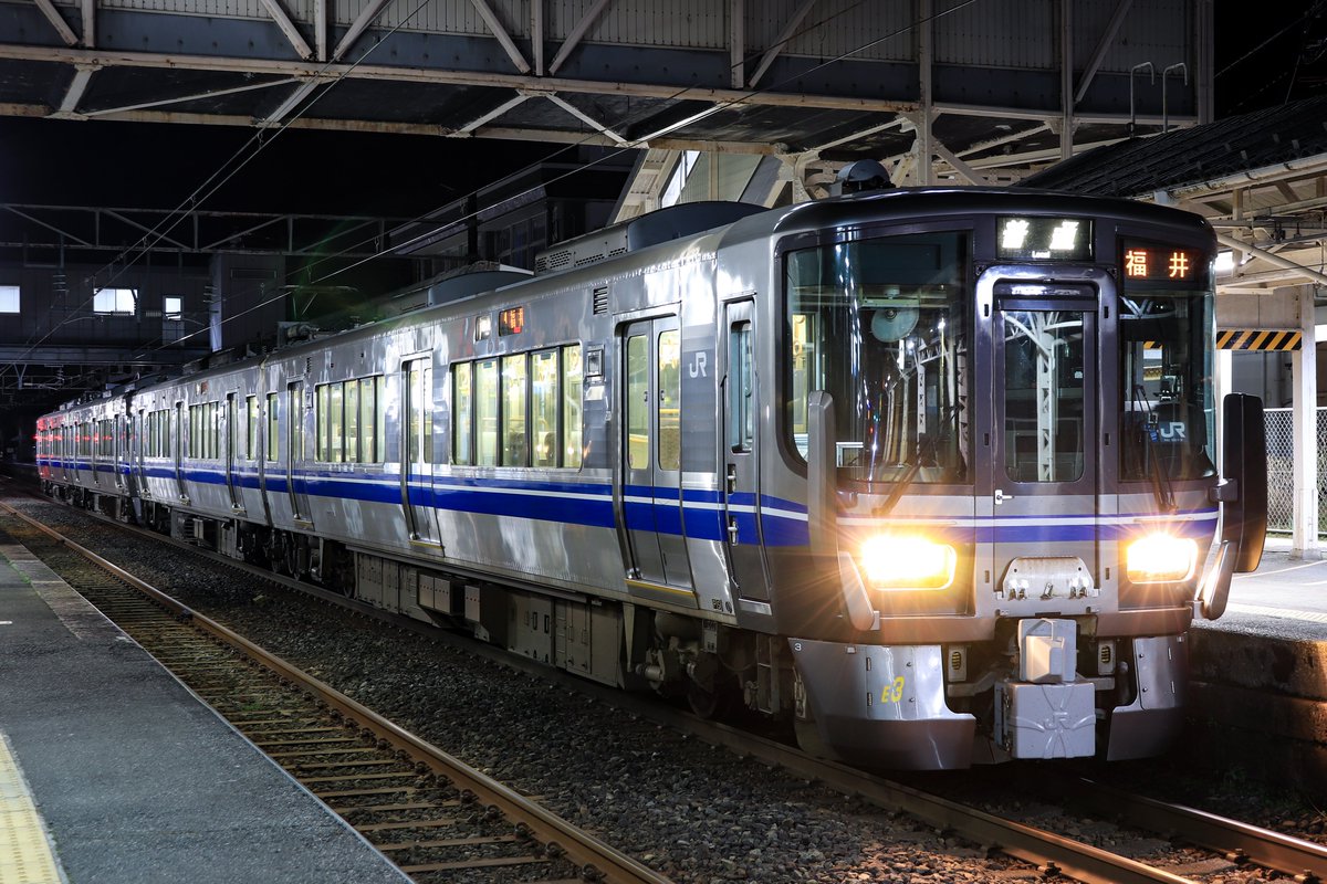 kuha418_1's tweet photo. 3/11
サンドーム福井イベント開催による定期代走、臨時普通列車
521系E2+E3

普段は連結すらしない521系1次車が毎度の如く4両になり福井方面へやってきました！
三セク移管までにあと何回見られるでしょうか… https://t.co/AwasnCMtCD