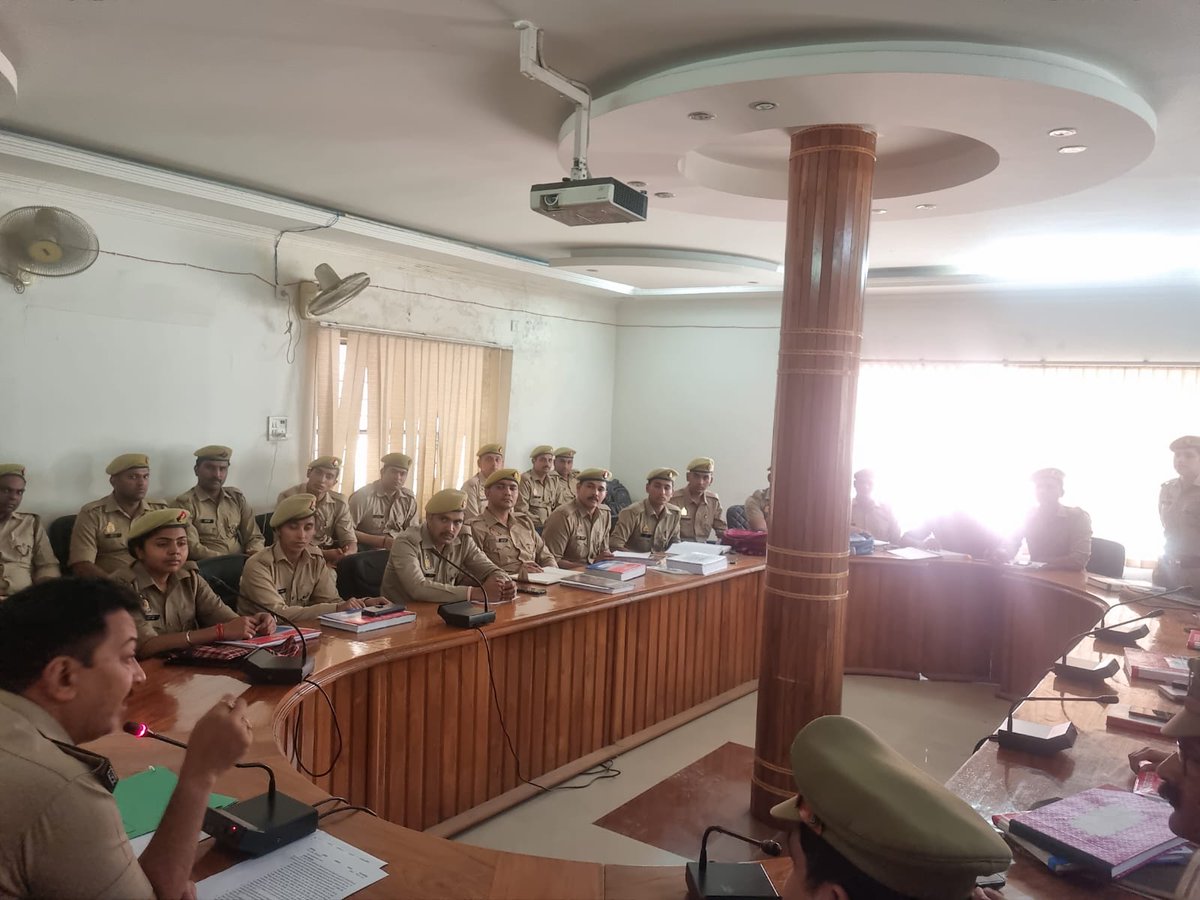 shahjahanpurpol's tweet photo. दिनांक 13.03.2023 को श्री संजीव कुमार बाजपेयी अपर पुलिस अधीक्षक ग्रामीण, नोडल अधिकारी आई0जी0आर0एस0 #shahjahanpurpol द्वारा समस्त थानो के आई0जी0आर0एस0 कर्मियों की गोष्टी कर आई0जी0आर0एस0 संदर्भों  की गुणवत्ता के संबंध में महत्वपूर्ण दिशा-निर्देश दिये गयें।
#UPPolice 
@Uppolice https://t.co/O1vlO7iLZo