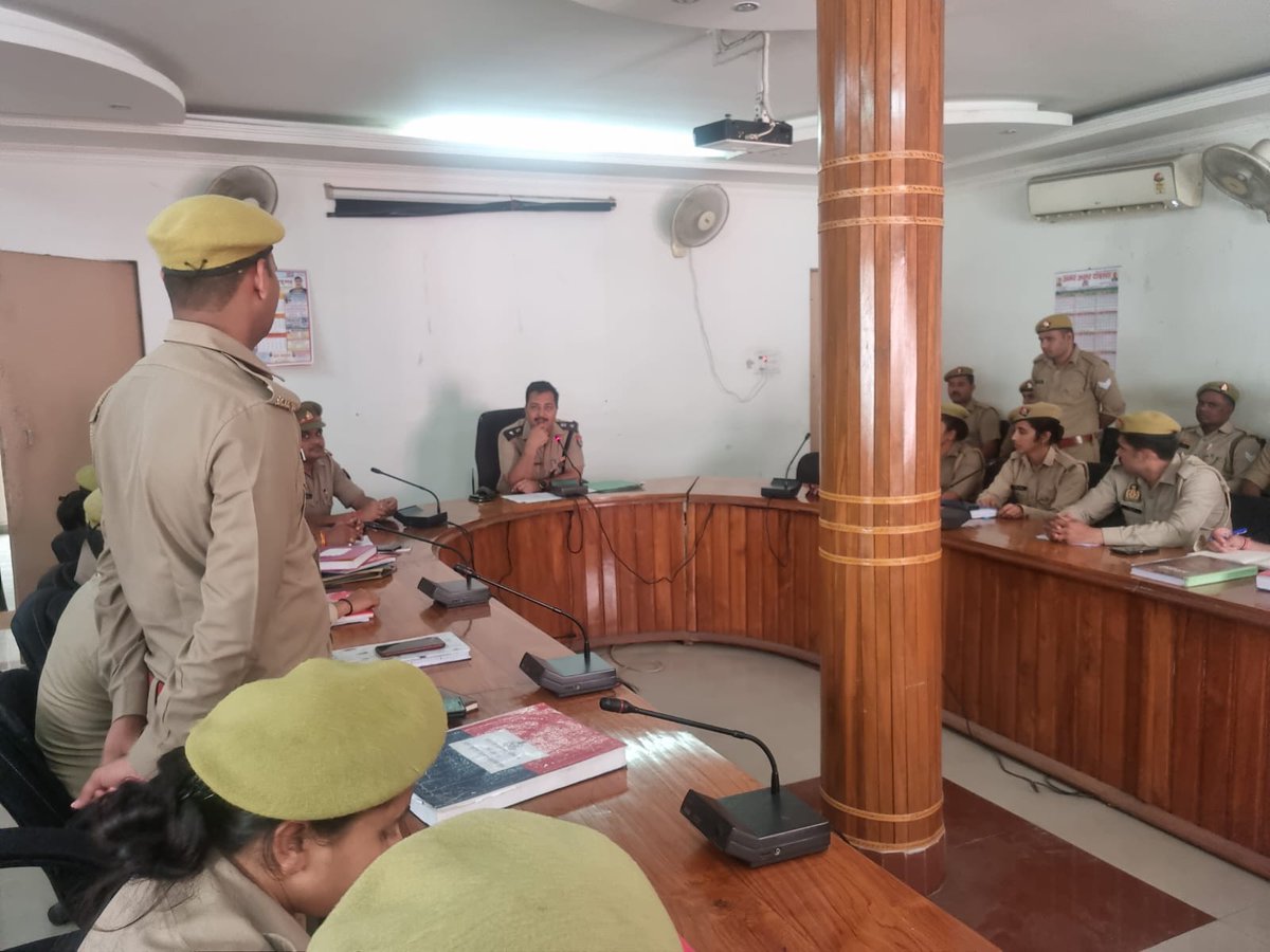 shahjahanpurpol's tweet photo. दिनांक 13.03.2023 को श्री संजीव कुमार बाजपेयी अपर पुलिस अधीक्षक ग्रामीण, नोडल अधिकारी आई0जी0आर0एस0 #shahjahanpurpol द्वारा समस्त थानो के आई0जी0आर0एस0 कर्मियों की गोष्टी कर आई0जी0आर0एस0 संदर्भों  की गुणवत्ता के संबंध में महत्वपूर्ण दिशा-निर्देश दिये गयें।
#UPPolice 
@Uppolice https://t.co/O1vlO7iLZo