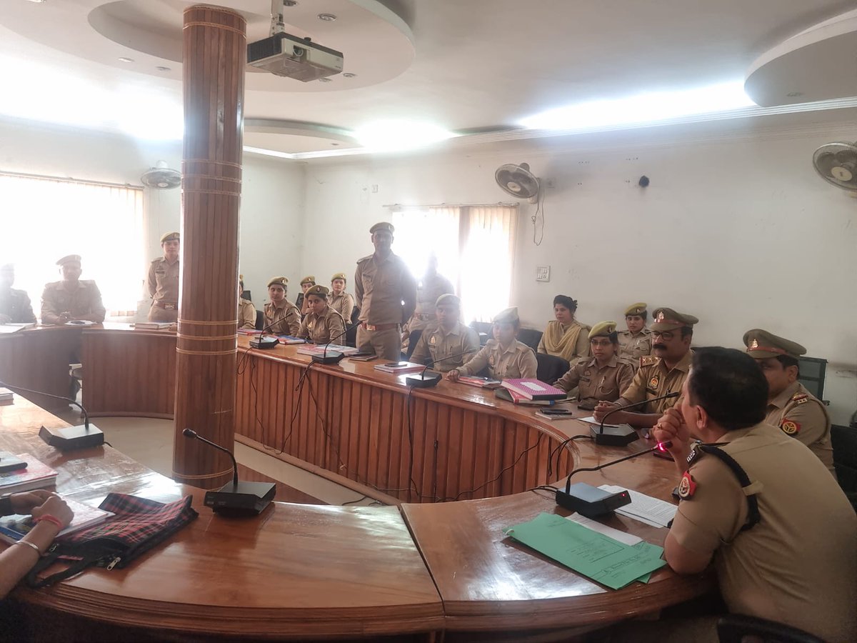 shahjahanpurpol's tweet photo. दिनांक 13.03.2023 को श्री संजीव कुमार बाजपेयी अपर पुलिस अधीक्षक ग्रामीण, नोडल अधिकारी आई0जी0आर0एस0 #shahjahanpurpol द्वारा समस्त थानो के आई0जी0आर0एस0 कर्मियों की गोष्टी कर आई0जी0आर0एस0 संदर्भों  की गुणवत्ता के संबंध में महत्वपूर्ण दिशा-निर्देश दिये गयें।
#UPPolice 
@Uppolice https://t.co/O1vlO7iLZo