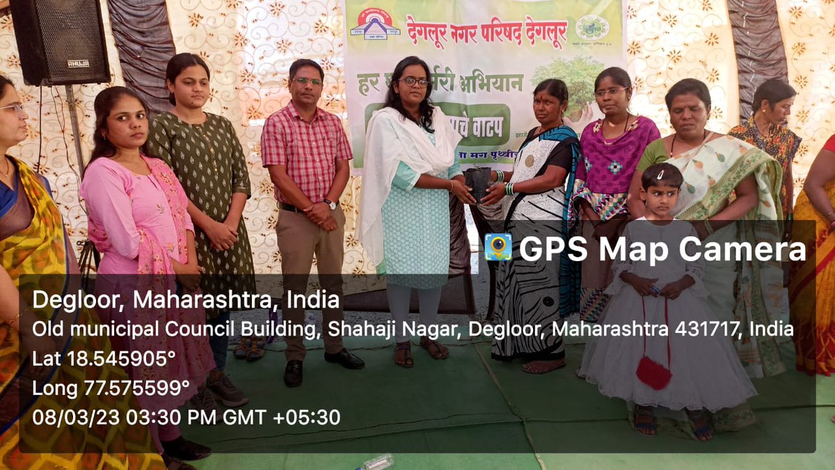 codegloor's tweet photo. देगलूर नगर परिषदेतर्फे माझी वसुंधरा अभियानांतर्गत तसेच हर घर नर्सरी अभियाअंतर्गत बिया व रोपे वाटप मा. मुख्याधिकारी तथा प्रशासक इरलोडसाहेब,उपमुख्याधिकारी प्रयोजा नेम्मा��ीवार मॅडम यांच्या हस्ते करण्यात आले यावेळी उपस्थित प्र.आरोग्य निरीक्षक मार्तंड वनंजे व नगरपरिषदेचे कर्मचारी. https://t.co/hNf1xhSKvx