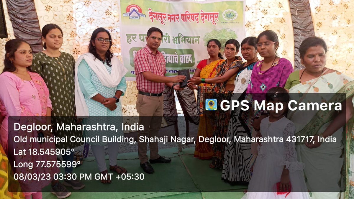 codegloor's tweet photo. देगलूर नगर परिषदेतर्फे माझी वसुंधरा अभियानांतर्गत तसेच हर घर नर्सरी अभियाअंतर्गत बिया व रोपे वाटप मा. मुख्याधिकारी तथा प्रशासक इरलोडसाहेब,उपमुख्याधिकारी प्रयोजा नेम्मा��ीवार मॅडम यांच्या हस्ते करण्यात आले यावेळी उपस्थित प्र.आरोग्य निरीक्षक मार्तंड वनंजे व नगरपरिषदेचे कर्मचारी. https://t.co/hNf1xhSKvx