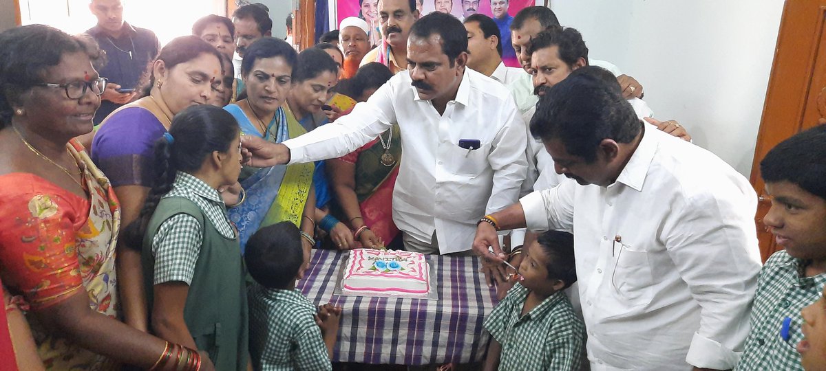 వినాయక్ నగర్ లోని మానసిక వికలాంగుల పాఠశాలలో నుడా చైర్మన్ ప్రభాకర్ రెడ్డి మరియు డైరెక్టర్లు ఏర్పాటు చేసిన అన్నదాన కార్యక్రమాన్ని ప్రారంభించి విద్యార్తికి అన్నం తినిపించిన నగర మేయర్ శ్రీమతి దండు నీతూ కిరణ్ శేఖర్ గారు...
<a href="/RaoKavitha/">Kavitha Kalvakuntla</a> 
<a href="/BRSParty_News/">BRS News</a> 
<a href="/KTR_News/">KTR News</a>