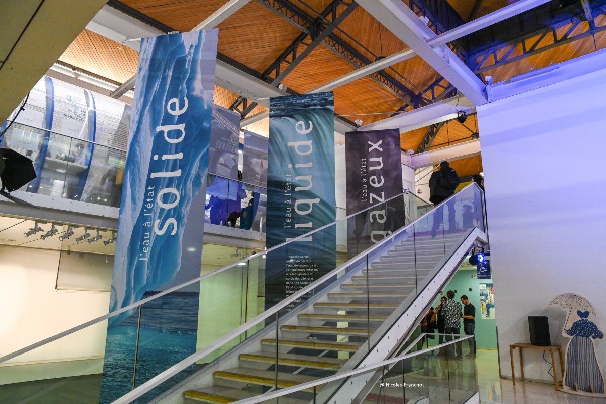PSLExplore's tweet photo. Bienvenue à l'#exposition 𝑳'𝒆𝒂𝒖, 𝒄̧𝒂 𝒕𝒖𝒓𝒃𝒊𝒏𝒆 ! au Pavillon de l'Eau : cette exposition se concentre sur l'un des trois états de l'eau, l'état liquide💧💦et s'articule en 5 chapitres que nous allons vous présenter tout au long de cette semaine.#SAPS #PartageDesSavoirs https://t.co/N6PpLMJsOl