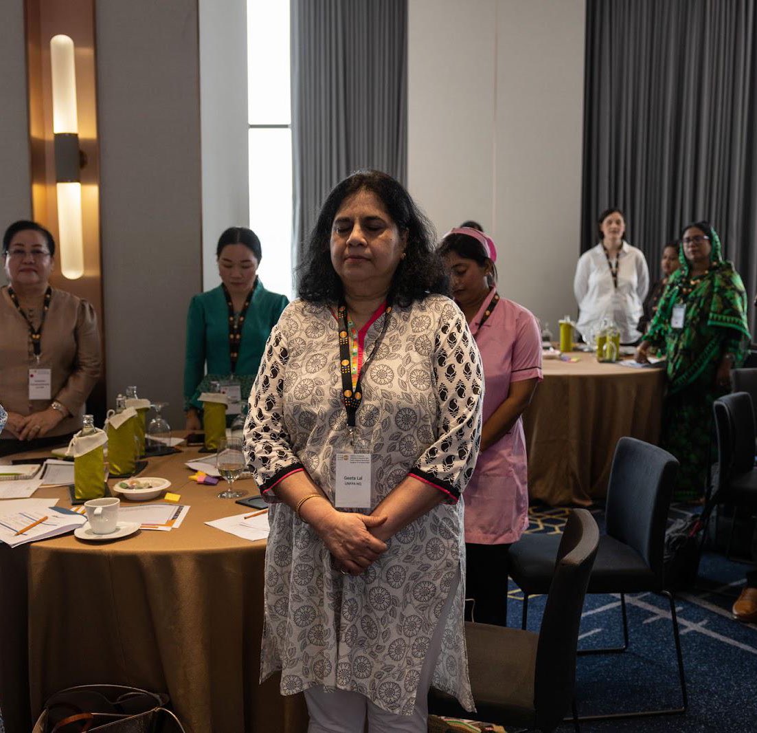 “We stand w/ midwives of Afghanistan who couldn't be with us today but who are with the women, especially the mothers of Afghanistan.' 

@BreenKamkong also called on the participants to stand in solidarity w/ the #midwives of #Afghanistan. ✊

#AIMEMidwives