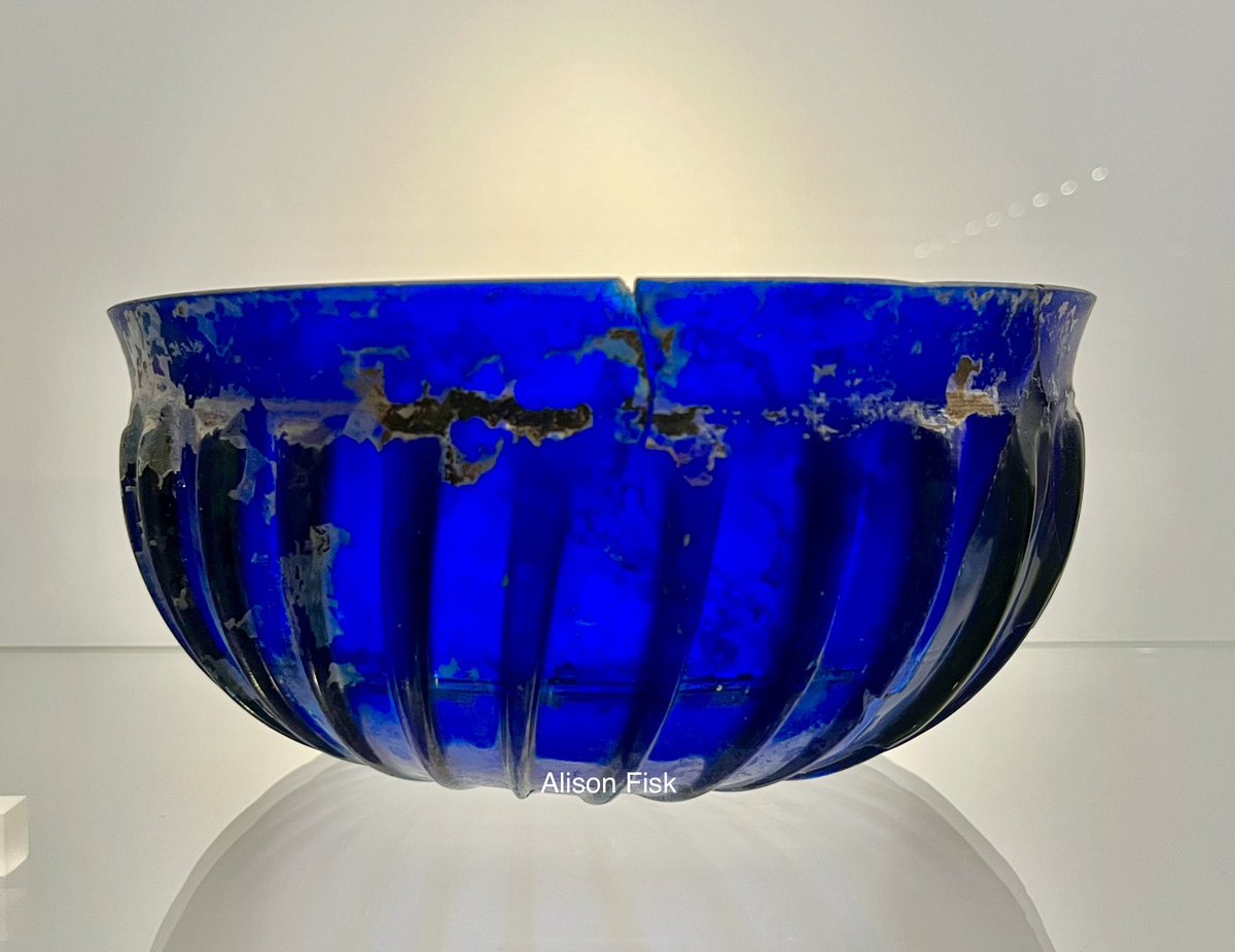 Beautiful ancient glass. A c. 2000 year-old #Roman ribbed bowl made out of translucent dark blue glass. Landesmuseum Württemberg, Stuttgart. 📷 my own

#Archaeology