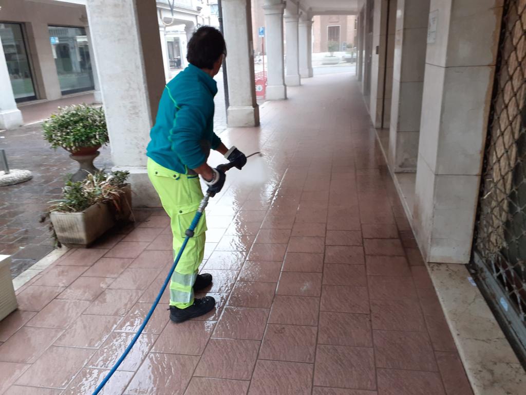 GruppoVeritas's tweet photo. Via Piave, via Duca d'Aosta, via Sernaglia, via Premuda, Corso del Popolo, Duomo, Piazza Ferretto, Piazza Zorzetto Riondina, Riviera diritti dei bambini, via Cà Lin, monumento della Sortita, riviera Magellano. 

Gli interventi degli #OperatoriVeritas questa mattina a #Mestre. https://t.co/pUQ8qz6V9k