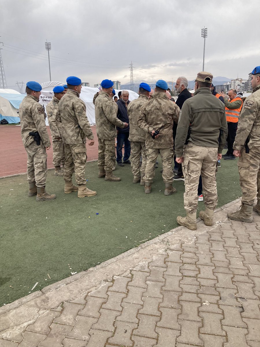 3. Gün de Eğriçay deprem çadır bölgesine alınmadık. Afad’ın talimatı ile jandarma getirdiler bu sefer. Sebebi soruyoruz afadçıya: sebep yok. Valilik izni gerekiyormuş. Valilik ise izin vermiyor. Sebep soruyorsun: yok. Yazılı istiyorsun: yine yok! Delidumrul bir koordinasyon!