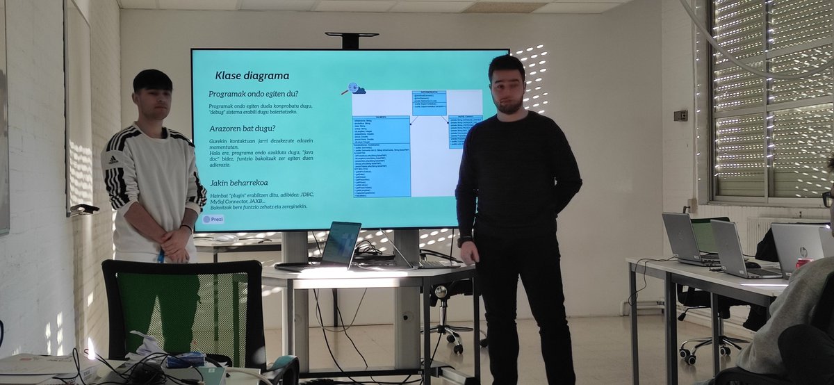 Izarraitz_LHII's tweet image. Informatikako ikasleak Ticket bai sistema simulatu dute beraien erronkan. Gaur aurkezpen eguna izan dute! #fpeuskadi #informatika @ikaslangipuzkoa  @Izarraitz_LHII