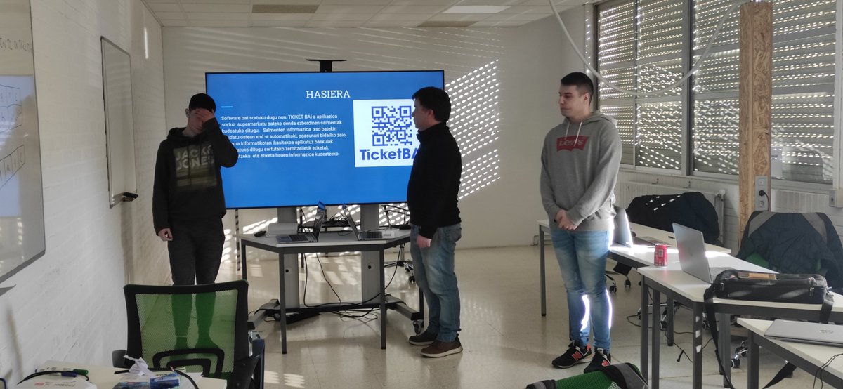 Izarraitz_LHII's tweet image. Informatikako ikasleak Ticket bai sistema simulatu dute beraien erronkan. Gaur aurkezpen eguna izan dute! #fpeuskadi #informatika @ikaslangipuzkoa  @Izarraitz_LHII