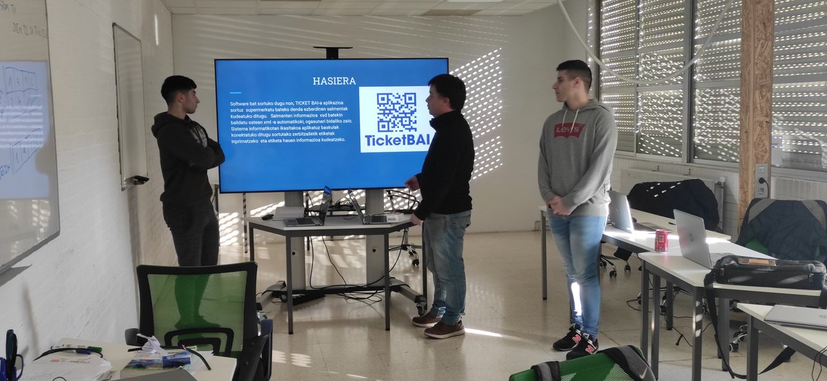 Izarraitz_LHII's tweet image. Informatikako ikasleak Ticket bai sistema simulatu dute beraien erronkan. Gaur aurkezpen eguna izan dute! #fpeuskadi #informatika @ikaslangipuzkoa  @Izarraitz_LHII