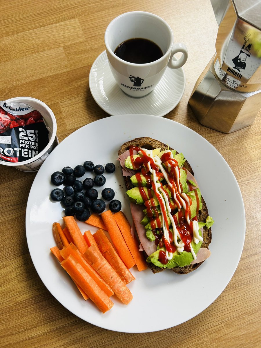 Breakfast of champions (following 16 hour fast) 

ProYo, blues, carrot, avo on sourdough toast with ham, mayo and sriracha. 

🍳 💪 🍳 💪 🍳