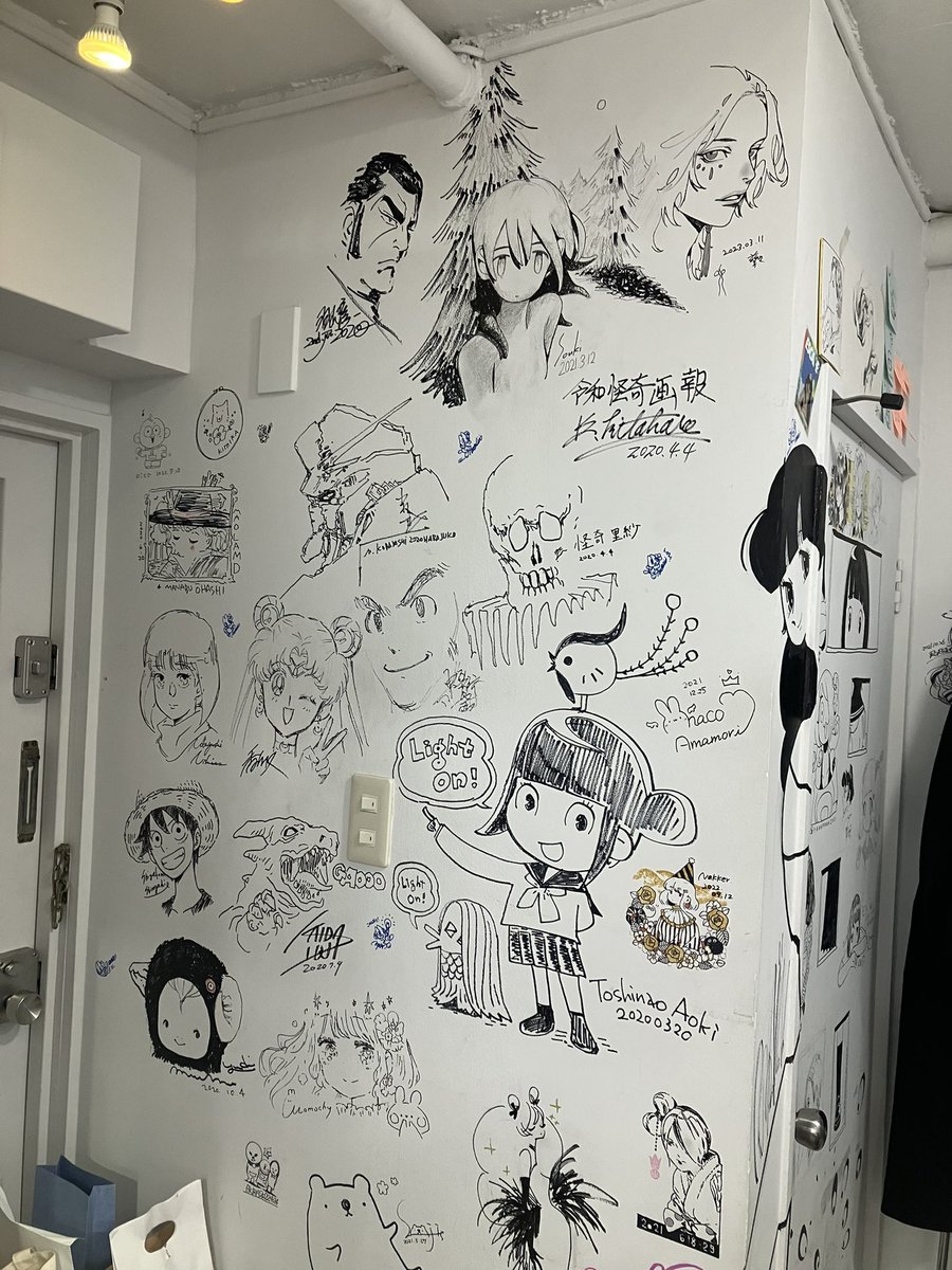 孳々さんの個展最終日間に合った!
美しい作品を堪能しつつドローイング集をゲット✨ご本人ともお会いできて何よりでした✨
そして壁の一部が謎の豪華さ…笑😳 