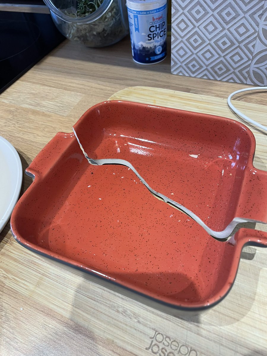 keebob's tweet photo. @HairyBikers is this oven dish supposed to be oven proof ? 😭 https://t.co/GKz8afWQlg