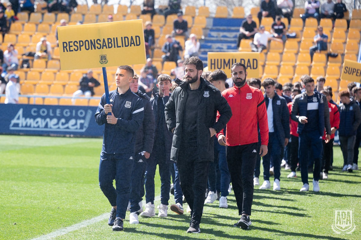 AD_Alcorcon's tweet photo. 🌟 Uno de los momentos del día de ayer nos los regaló nuestra #ADABase que saltó al césped de Santo Domingo portando nuestros valores para recibir el reconocimiento y el cariño de toda la afición alfarera 🙌💛 https://t.co/qjsaV3Obzn