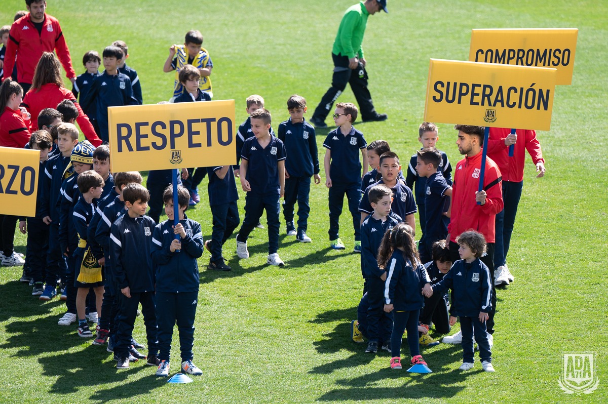 AD_Alcorcon's tweet photo. 🌟 Uno de los momentos del día de ayer nos los regaló nuestra #ADABase que saltó al césped de Santo Domingo portando nuestros valores para recibir el reconocimiento y el cariño de toda la afición alfarera 🙌💛 https://t.co/qjsaV3Obzn