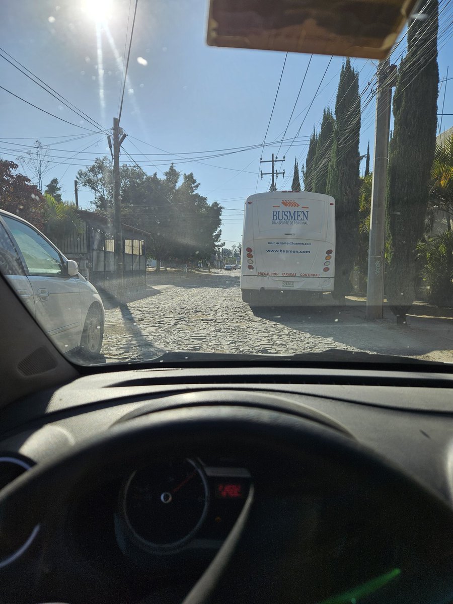 ZeVirusCompany's tweet photo. @BusmenMx uno de sus vehículos está obstaculizando la vía, tiene desde ayer ahí https://t.co/tnucV7vMVZ