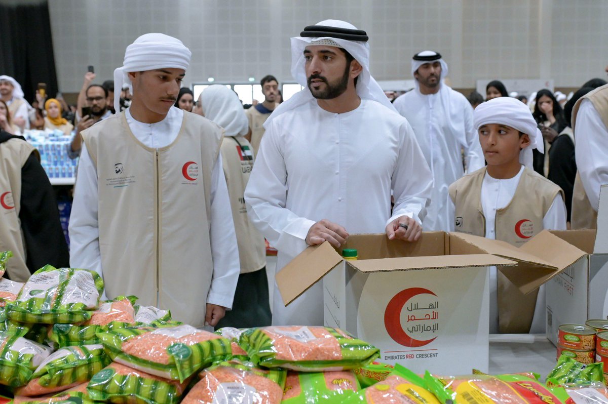 HHShkMohd's tweet photo. شارك في حملة اليوم 2000 من المتطوعين من أطفال وطلاب مدارس وموظفين من القطاعين الحكومي والخاص ورجال أعمال ومثقفين وغيرهم .. هدفهم واحد .. ايصال رسالة خير لإخوتنا .. والتعبير عن أهم قيمنا الإنسانية .. لهم منا كل الشكر والتقدير.. https://t.co/51A5MzNj7Z