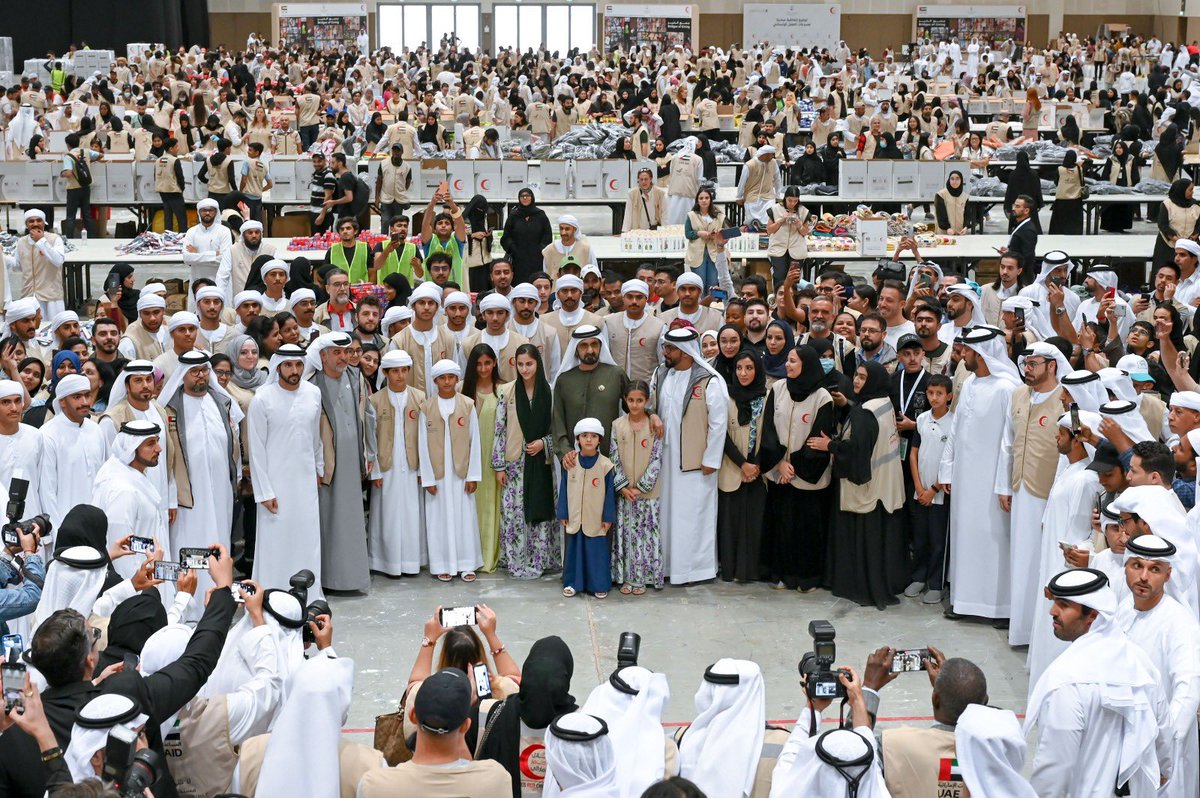 HHShkMohd's tweet photo. شارك في حملة اليوم 2000 من المتطوعين من أطفال وطلاب مدارس وموظفين من القطاعين الحكومي والخاص ورجال أعمال ومثقفين وغيرهم .. هدفهم واحد .. ايصال رسالة خير لإخوتنا .. والتعبير عن أهم قيمنا الإنسانية .. لهم منا كل الشكر والتقدير.. https://t.co/51A5MzNj7Z