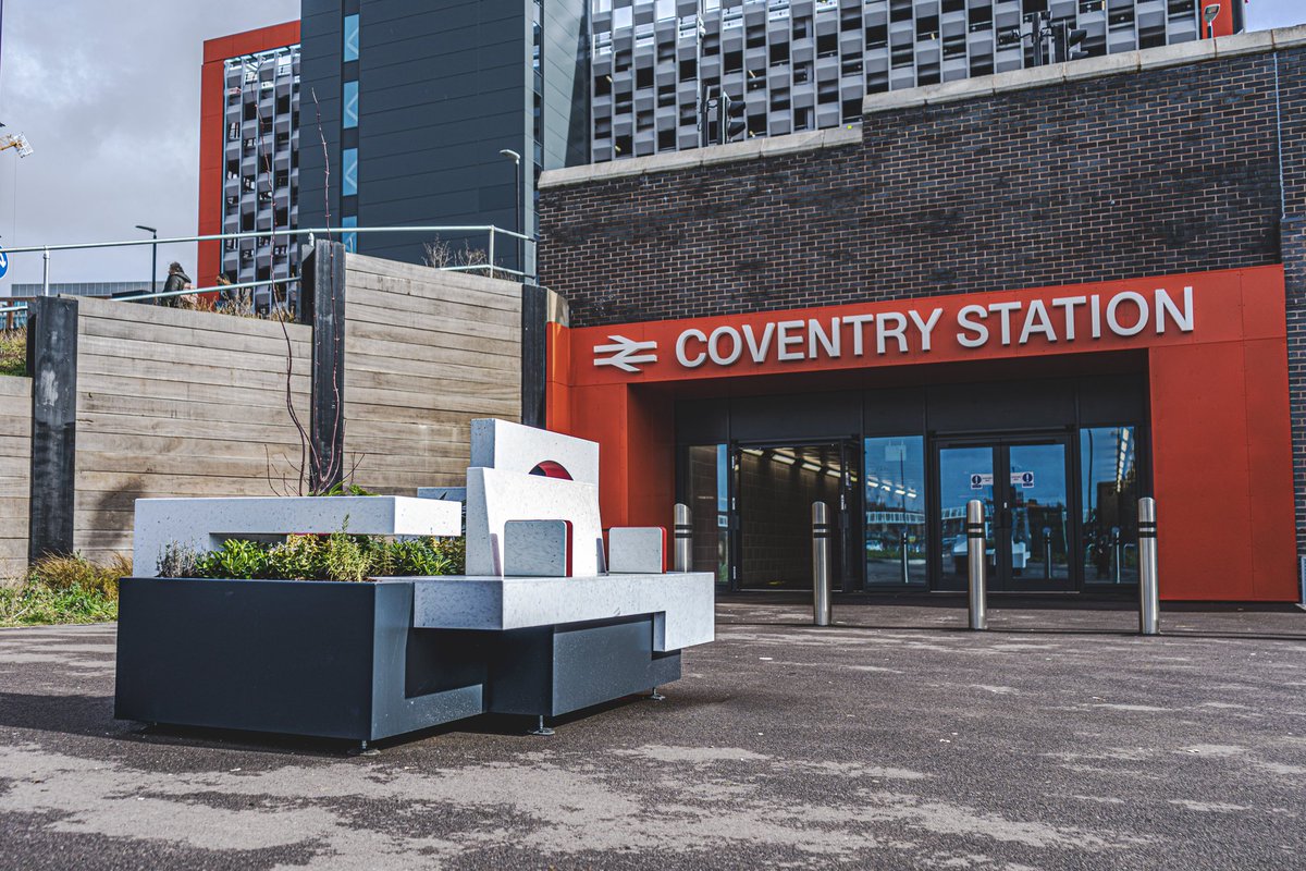 AaronLaw92's tweet photo. The wonderful Sam Williams (of Coventry no less) has created this planter/bench/sculpture for the new station. It's on the bus interchange side. More coming soon to the station itself. ๐ #CreativeGiants @coventrycc @AvantiWestCoast @WestMids_CA @TransportForWM #coventry https://t.co/SA9JZ0EZQU