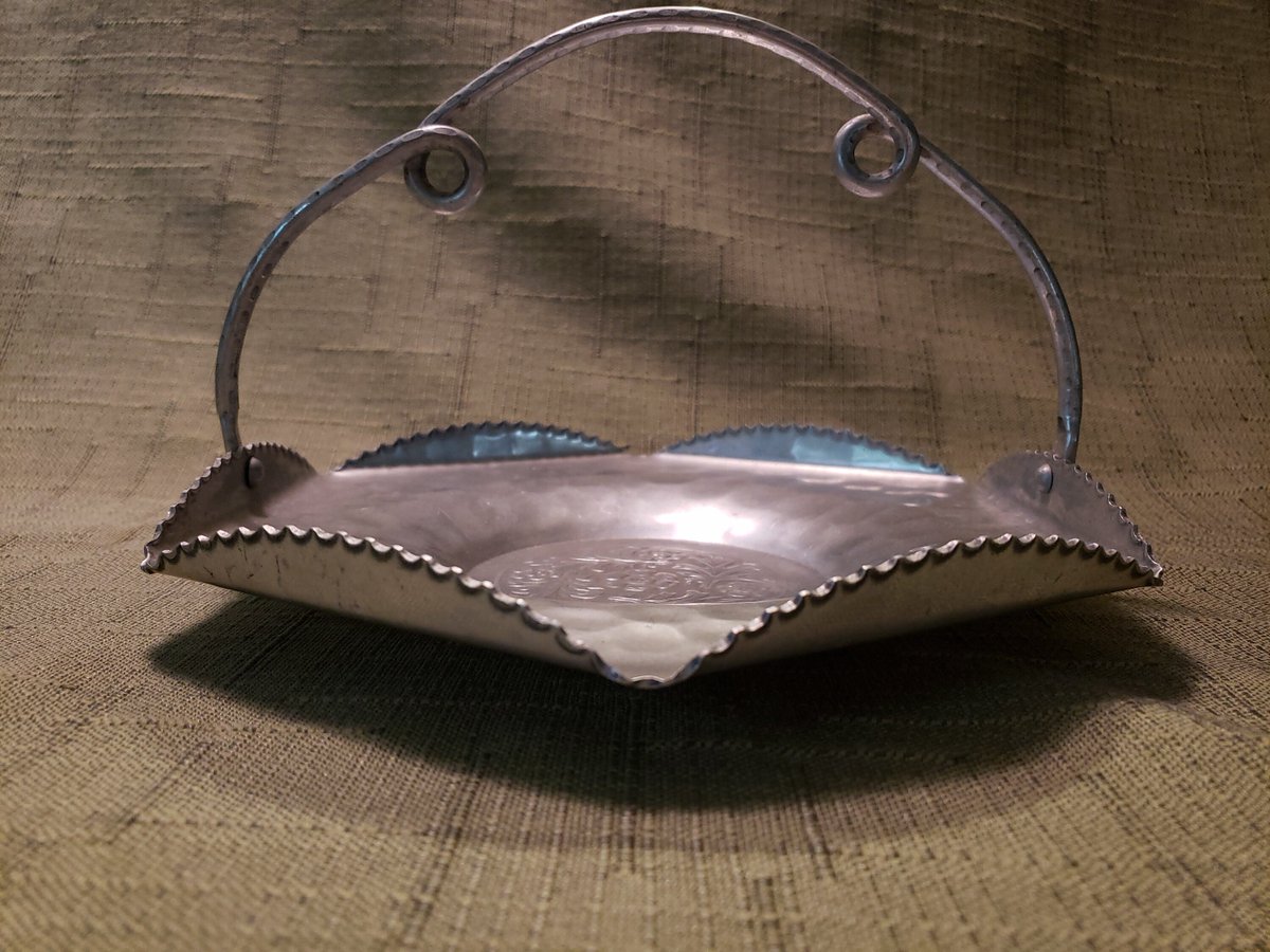 atticesoterica's tweet photo. Vintage Unsigned Aluminum Ornate Round Display Dish With Movable Handle, Six Sided Floral Motif Center, Hammered Texture, Sawtooth Lip Edge https://t.co/h0UnjrsNPk #Antiques #Curios #BestOffer #AtticEsoterica #Vintage #Collectibles #HammeredTexture https://t.co/cx9Ihp63v9