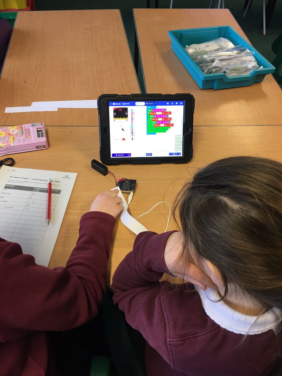 Making connections and checking for conductivity with our micro bits this morning #BritishScienceWeek