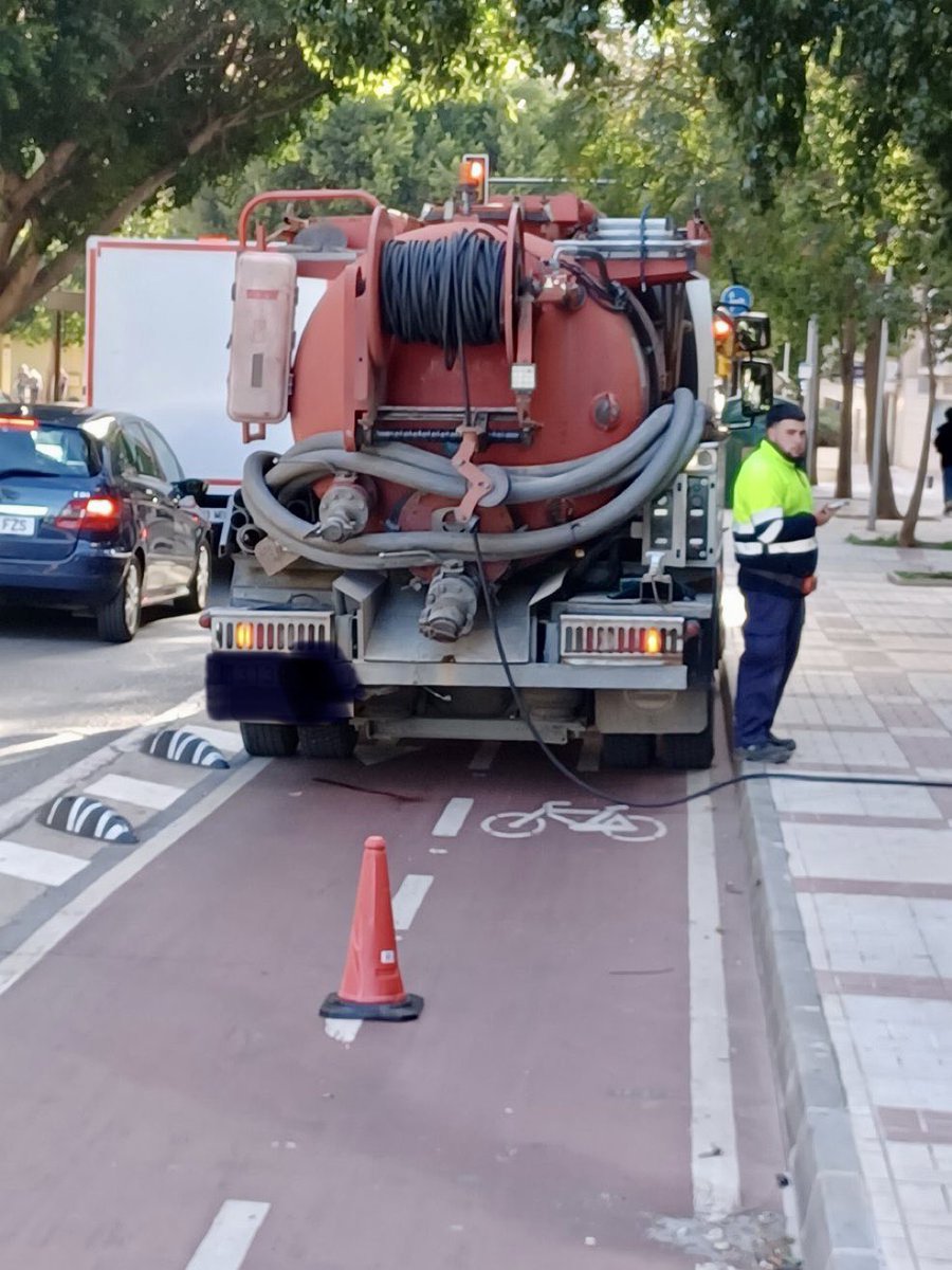 jorgequer's tweet photo. Hacer un reparto más Justo del espacio urbano es una prioridad. Las políticas del @ppopular en el @malaga van en contra de medios de transporte sostenibles en #bicicleta se puede comprobar en la imagen, prefieren cortar la #vía #ciclable en favor del #vehículo #contaminante https://t.co/D7fEO5V1Qz
