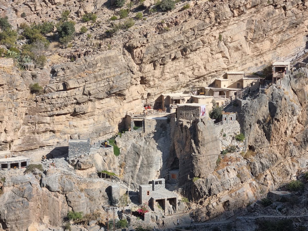 BartTurimm's tweet photo. Woeste tochten van tenten naar guest houses, luxeresorts en een hotel uitgehouwen in een bergflank.
Reis verder mee door Oman op :
https://t.co/LrNp0vUfrl https://t.co/2AAZAX0iqw