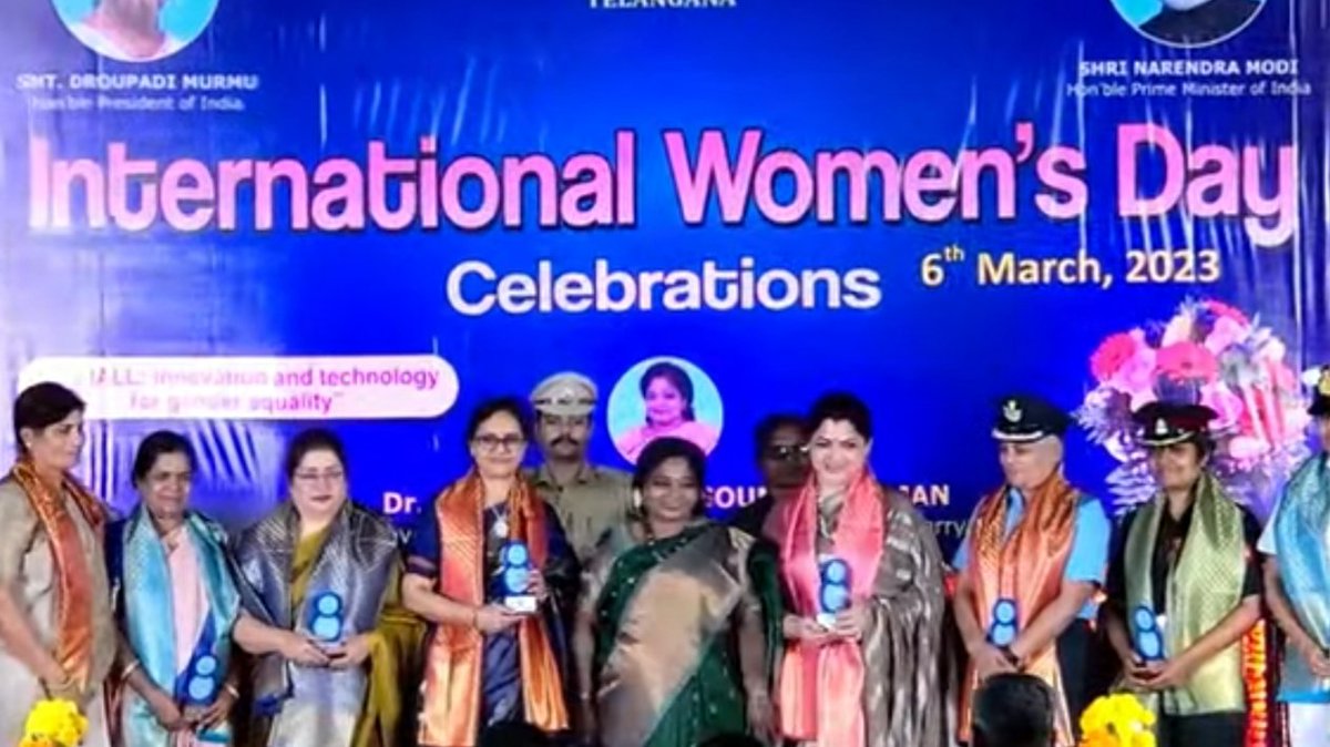 #InternationalWomensDay2023
 Senior most lady medical officer of #MilitaryHospital  Secunderabad was felicitated by  @DrTamilisaiGuv Honourable Governor of Telanagana.