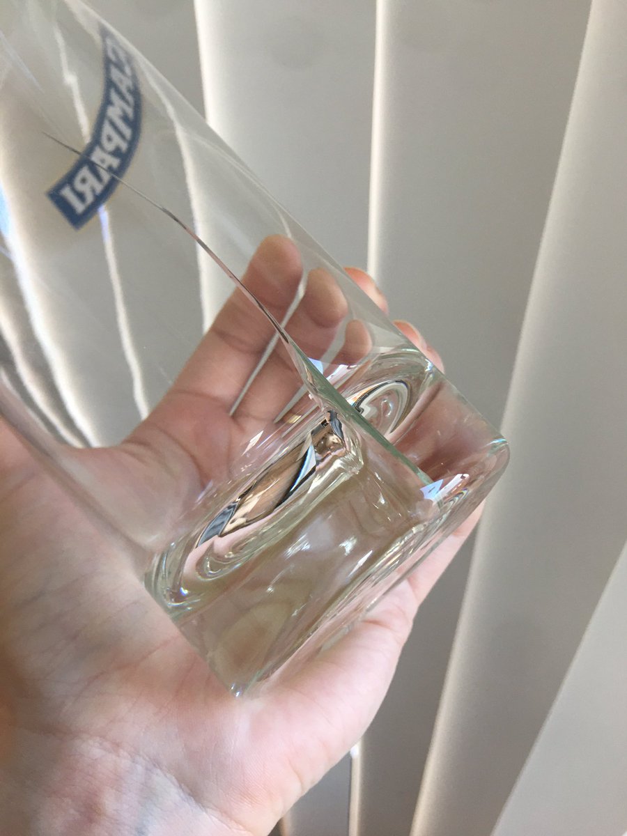 JulietaGaspoz's tweet photo. Se me rompió un vaso SOLO, en donde es casi imposible que se rompa (ya que tiene como 3 dedos de grosor de vidrio).. buena semana! https://t.co/N4yhZWBKma