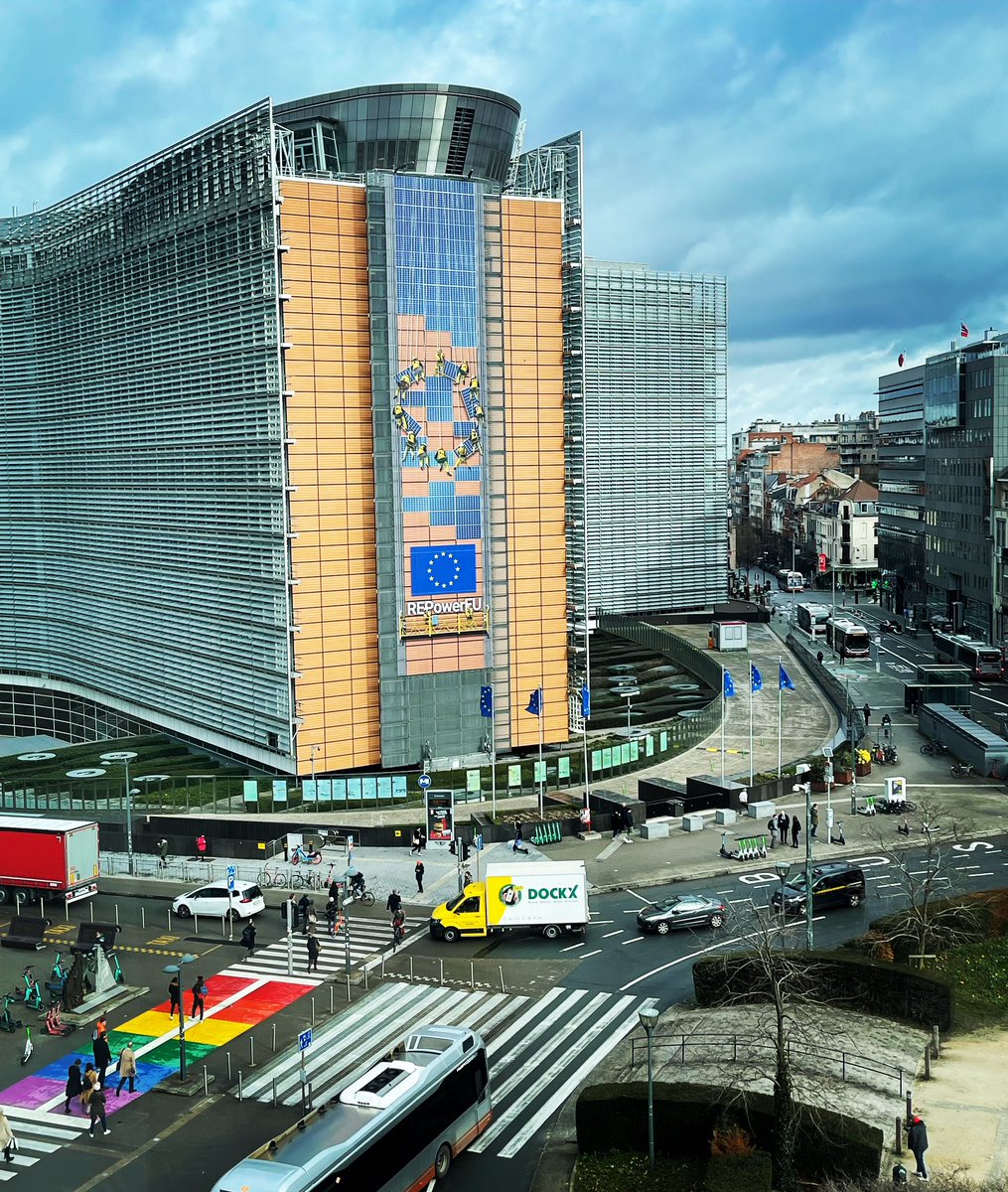ClaudiaTapardel's tweet photo. Monday morning meetings
#meetingswithaview #brussels https://t.co/cgi6RXHg3i