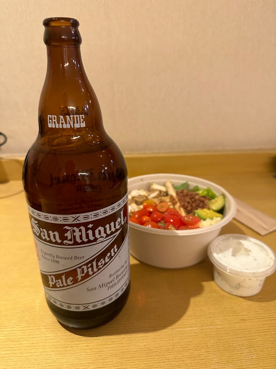 Shosan2022's tweet photo. WBCはシンガポール、フィリピンの居酒屋からしっかり応援できました！🎉

今日の晩飯はこれ！
・海賊みたいなビール瓶1L(130ペソ)
・手遅れな健康気遣いサラダ(375ペソ)

これにて晩酌を楽しみます^ ^

#今日の晩酌 #お酒好きな人と繋がりたい #Philippines #SanMiguel #saladstop https://t.co/zJB411gi9q