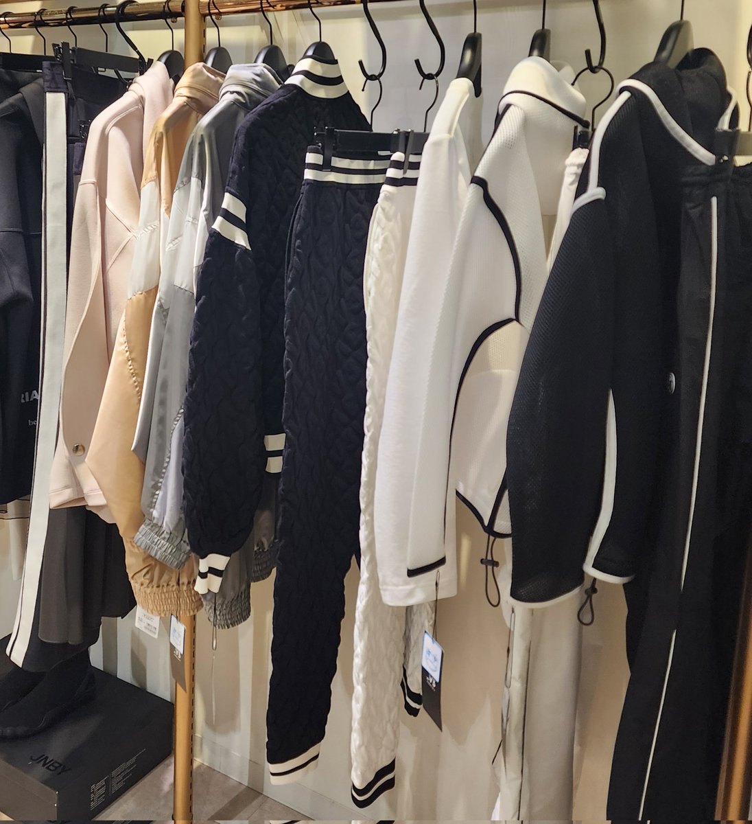 _v3_official's tweet photo. ✅POP-UP STORE
ラフォーレ原宿での#snazzy POP-UP STORE 。センターブランドは終了しましたが、春の新作は継続して販売中です！
#_v3 #_v3_wear #ラフォーレ原宿 https://t.co/ASAm7jrAyE