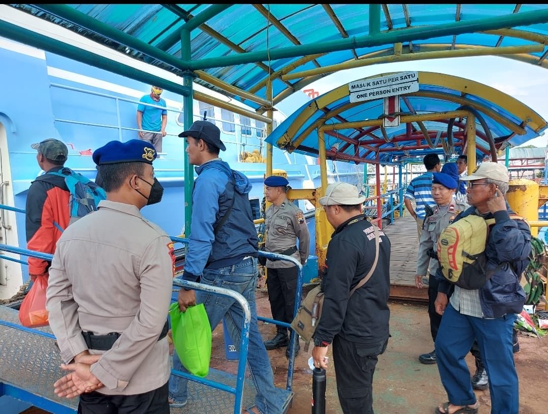 PolairJateng's tweet photo. KP IX 2008 

●  Melaksankan  Pam Was Tur terhadap kapal  Penyeberangan KMC EXPRES BAHARI di pelabuhan Dermanga II Kartini Jepara dalam rangka giat rutin cipta kondisi situasi aman tertib dan nyaman pada saat pengguna jasa kapal penyeberangan melaksanakan aktifitas adakan himbaua https://t.co/bKgyADeAfJ