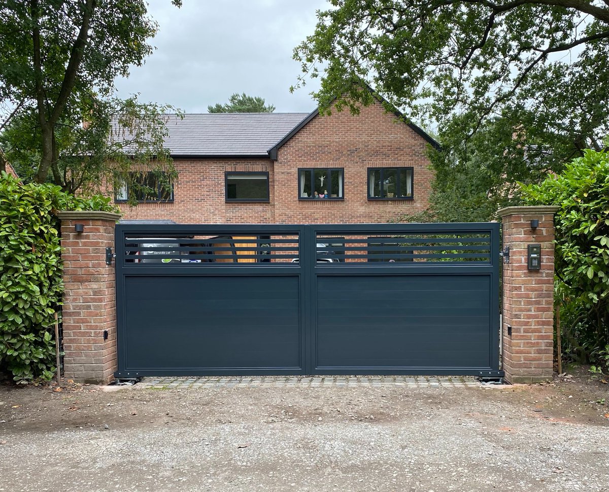 c_a_s_s_ltd's tweet photo. We manufactured these automated double gates with aluminium tongue and groove boards and galvanized steel frame. Completed with powder coated in anthracite grey. #stalygates #automatedgate #aluminium #galvanized #powdercoated #ral7016 https://t.co/yRqvGGt2Qv