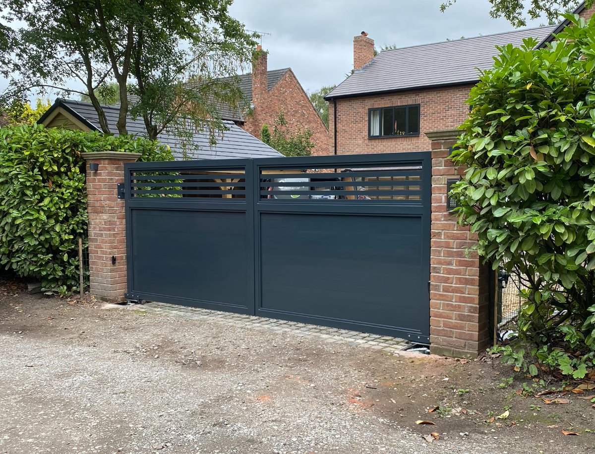 c_a_s_s_ltd's tweet photo. We manufactured these automated double gates with aluminium tongue and groove boards and galvanized steel frame. Completed with powder coated in anthracite grey. #stalygates #automatedgate #aluminium #galvanized #powdercoated #ral7016 https://t.co/yRqvGGt2Qv