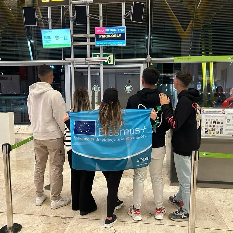 IESFeria's tweet photo. Alumnado de 2° de bachillerato se ha incorporado hoy al aula después de su movilidad a Francia con Erasmus plus.
#sepie_gob
#OPEEC https://t.co/WNBnrlvTIL