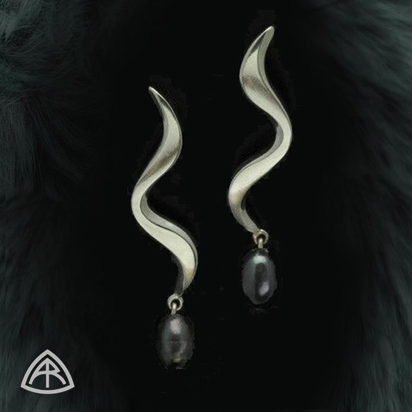 annikarutlin's tweet photo. Waves of elegance, these beautiful raven black drop pearl earrings are made from solid sterling silver.
Also offered in a white pearl option and available as earrings and pendants with matching rings, from the Luna collection by Annika Rutlin
https://t.co/sNWkagZIuf https://t.co/oEX6Njxhte