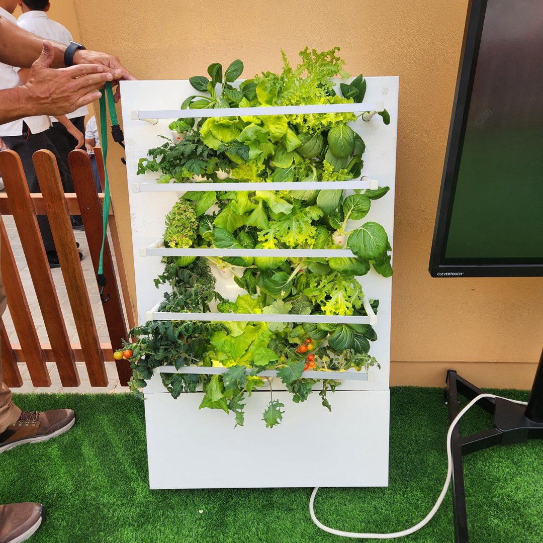 RISabudhabiGC's tweet photo. We kicked off EY Science Week with some help from our parent community! 🌱 EY loved learning about Mr Richard's invention of the Hydro-Art Pod, an automated hydroponic garden accompanied by a personal fitness and nutrition app. 🌿🌱 #EYScienceWeek #RahaGardens #RahaCommunity https://t.co/BUipcAF9EX