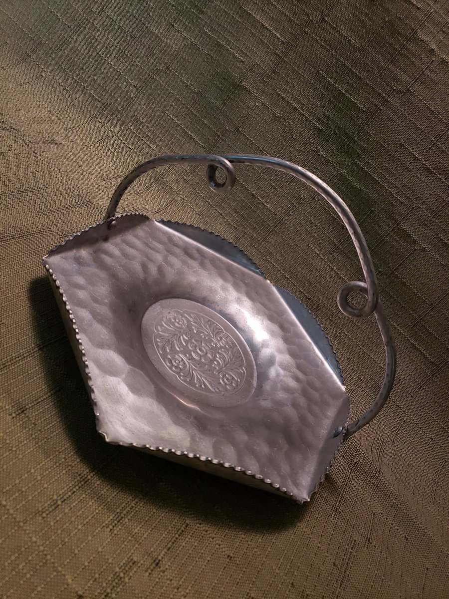 atticesoterica's tweet photo. Vintage Unsigned Aluminum Ornate Round Display Dish With Movable Handle, Six Sided Floral Motif Center, Hammered Texture, Sawtooth Lip Edge https://t.co/h0UnjrsNPk #Antiques #Curios #BestOffer #AtticEsoterica #Vintage #Collectibles #HammeredTexture https://t.co/cx9Ihp63v9