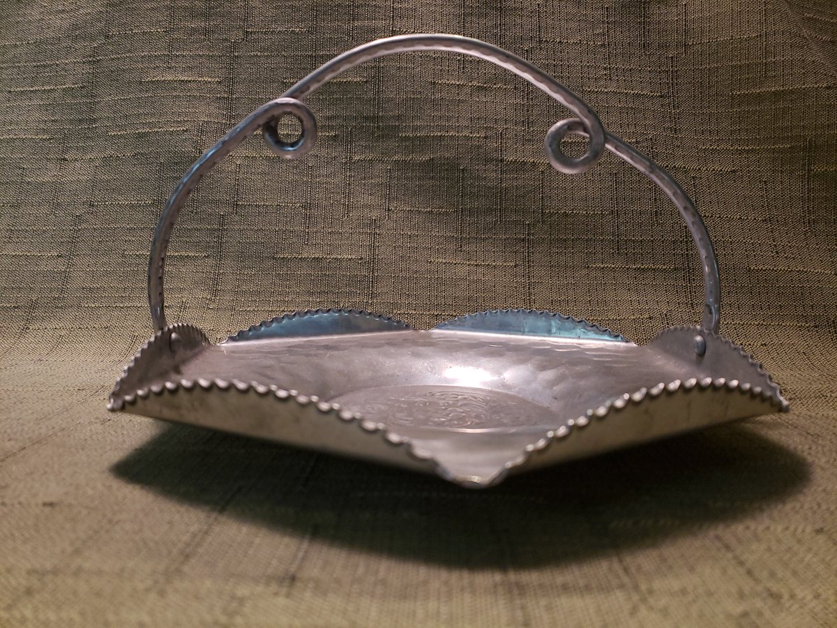 atticesoterica's tweet photo. Vintage Unsigned Aluminum Ornate Round Display Dish With Movable Handle, Six Sided Floral Motif Center, Hammered Texture, Sawtooth Lip Edge https://t.co/h0UnjrsNPk #Antiques #Curios #BestOffer #AtticEsoterica #Vintage #Collectibles #HammeredTexture https://t.co/cx9Ihp63v9