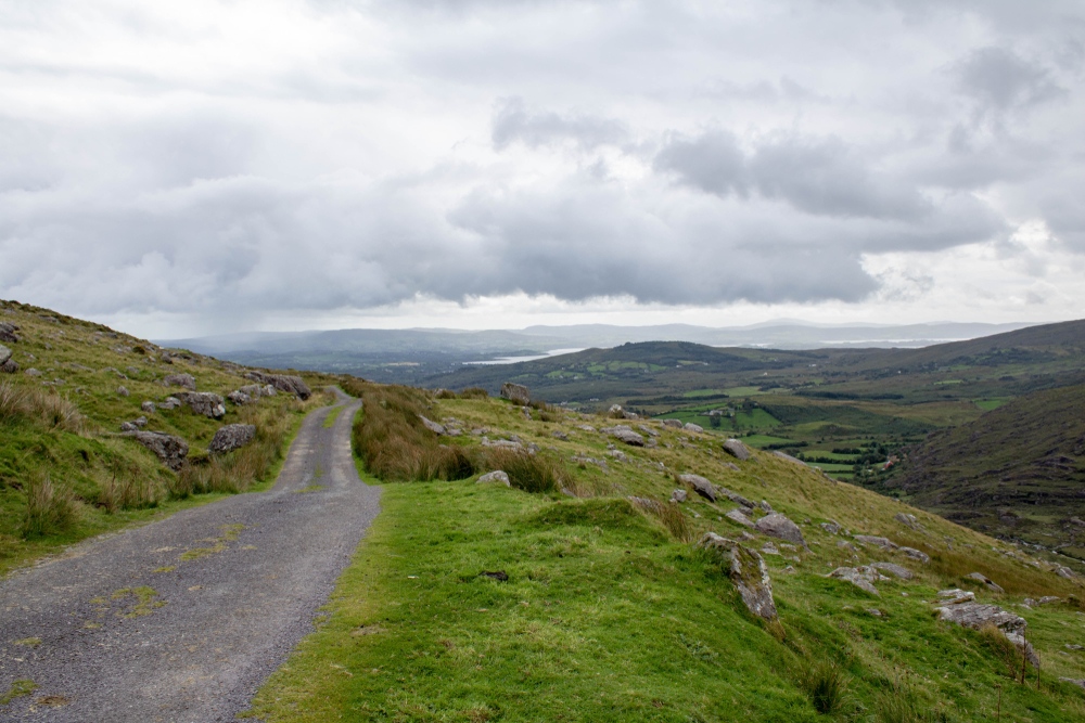 This is the scariest road I've ever driven along in #Ireland 🚗

Known as 'Priest's Leap', it crosses from the village of Bonane in County Kerry to Coomhola Bridge in County Cork - and by God she's narrow!

Read all about it: theirishroadtrip.com/priests-leap-d…

Photos via Shutterstock