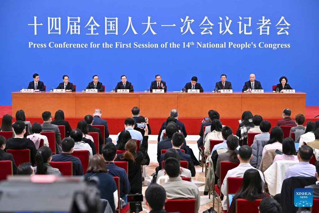 ChineseZimbabwe's tweet photo. 🇨🇳 Premier Li Qiang met the press after the closing of #Twosessions &amp; highlighted 3 priorities of China’s new government:
▶️ Adhere to a people-centered development approach
▶️ Promote high-quality development
▶️ Deepen reform and opening-up
More details:
https://t.co/PE7OXvDsz7 https://t.co/XCNb3G1TjX