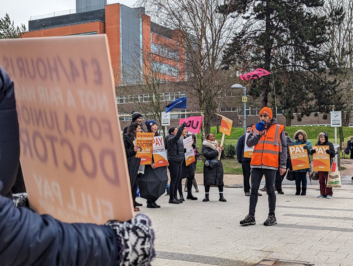 YathunaMatata's tweet photo. Big turnout in Birmingham to support the Junior Doctors' strikes. 🤓 Let's do this 💪🏾
#PayRestoration @BMA_JuniorDocs @Doctors_Vote https://t.co/iBBGWq72UW
