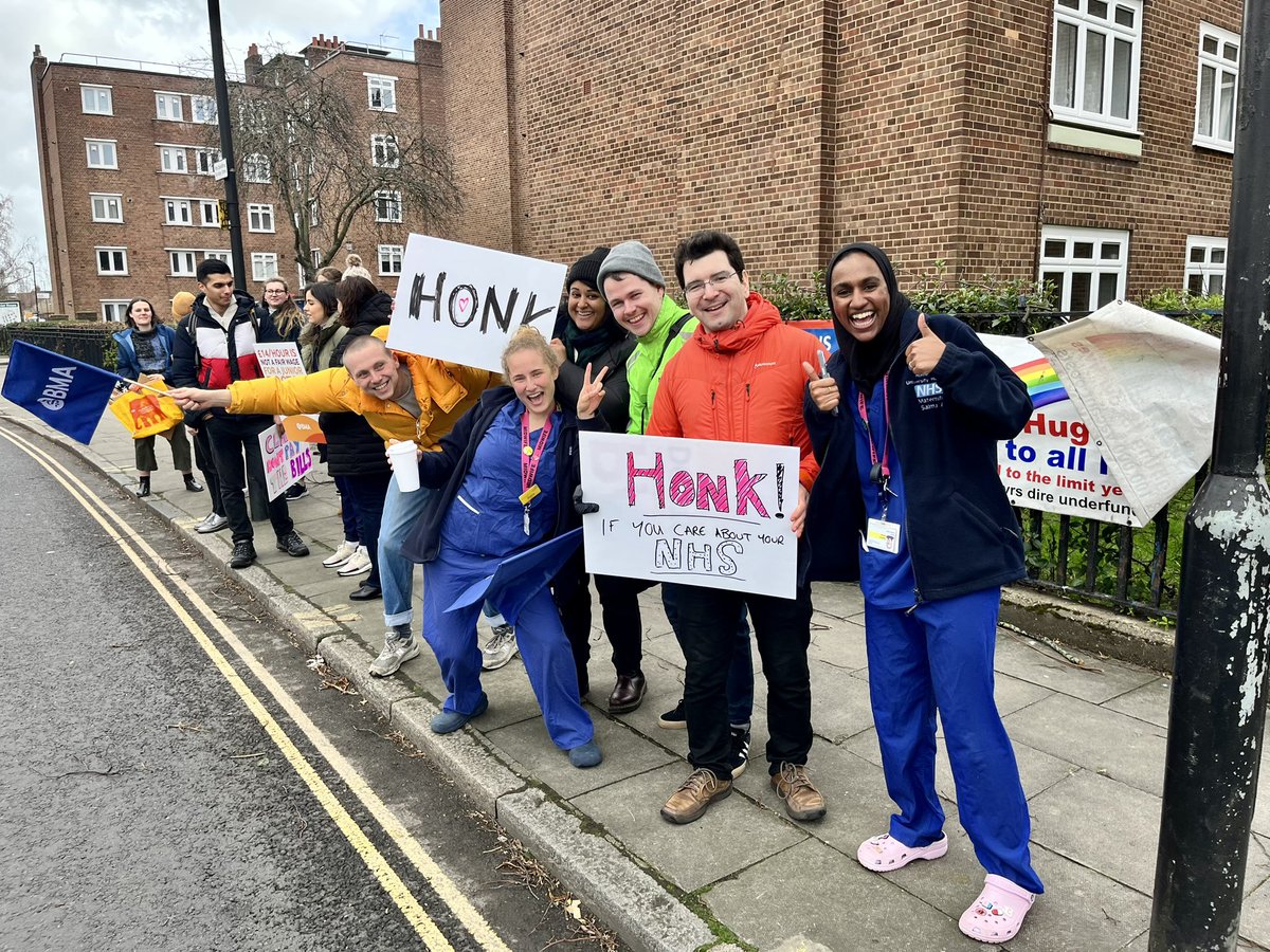 Tab (@mum_on_bike) on Twitter photo Great to see our <a href="/huhmaternity/">Homerton Maternity</a> midwifery colleagues pop down in their break to support their Labour Ward <a href="/HUHgas/">Homerton Anaesthesia Dept</a> anaesthetists and obstetricians protesting near the picket line at Homerton Hospital.
#PayRestoration #JuniorDoctorsStrike Great to see our <a href="/huhmaternity/">Homerton Maternity</a> midwifery colleagues pop down in their break to support their Labour Ward <a href="/HUHgas/">Homerton Anaesthesia Dept</a> anaesthetists and obstetricians protesting near the picket line at Homerton Hospital.
#PayRestoration #JuniorDoctorsStrike